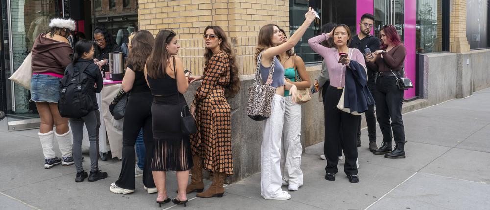 Intermix brand activation in New York New York NY USA-November 5, 2022 Brand activation for Intermix, featuring their Dream Closet in the Meatpacking District in in New York PUBLICATIONxNOTxINxUSAxUK RichardxB.xLevine 