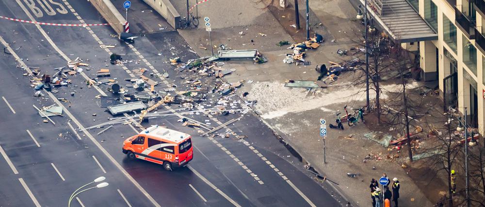 Trümmer liegen auf der Karl-Liebknecht-Straße vor dem Radisson Blue Hotel.