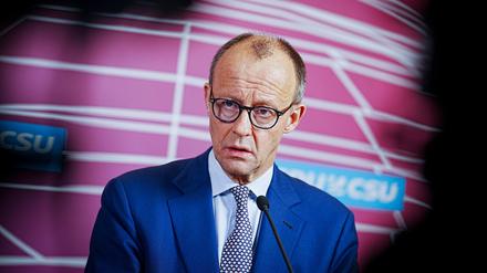 Friedrich Merz, CDU-Bundesvorsitzender und Unionsfraktionsvorsitzender, gibt zu Beginn der Fraktionssitzung seiner Partei ein Pressestatement.
