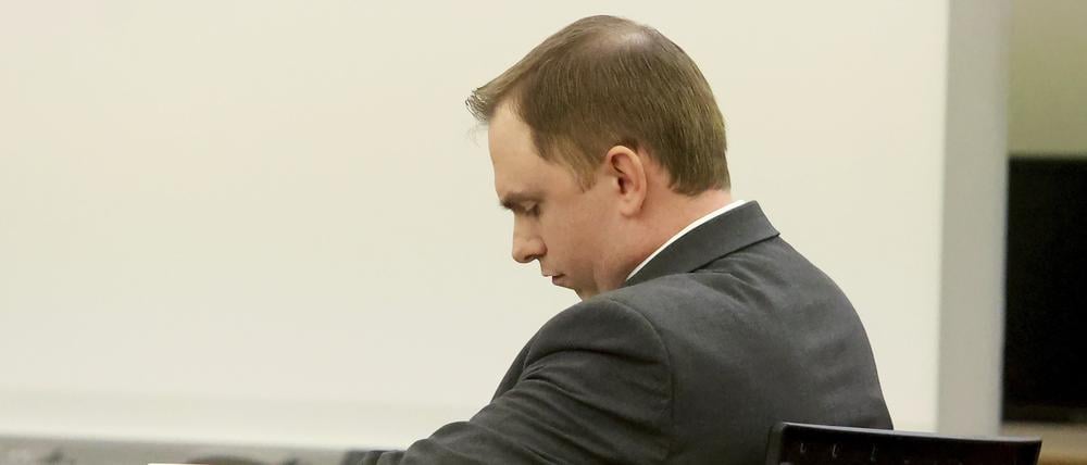 Aaron Dean sitzt während einer Pause alleine im Tim Curry Criminal Justice Center in Fort Worth, nachdem er des Totschlags an Atatiana Jefferson für schuldig befunden wurde. 