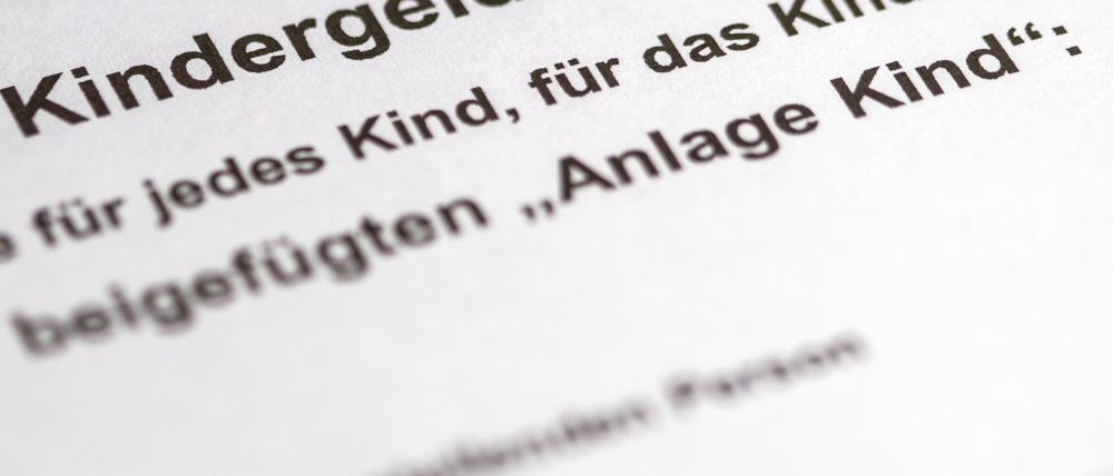 Ein Kugelschreiber liegt auf einem teilweise ausgefüllten Antrag auf Kindergeld. 