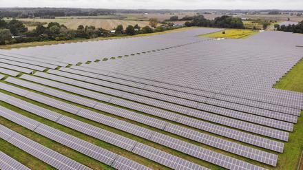 Solarflächen nahe Marquardt an der Autobahn 10