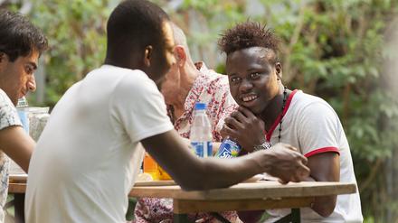 Grillfest des Vereins akinda e.V. Berlin - ehrenamtliche Vormünder für minderjährige unbegleitete Flüchtlinge. Hier: Nazir, 16 Jahre alt Flüchtling aus Libyen geboren in Benin im Gespräch mit seinem Freund.