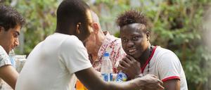 Grillfest des Vereins akinda e.V. Berlin - ehrenamtliche Vormünder für minderjährige unbegleitete Flüchtlinge. Hier: Nazir, 16 Jahre alt Flüchtling aus Libyen geboren in Benin im Gespräch mit seinem Freund.