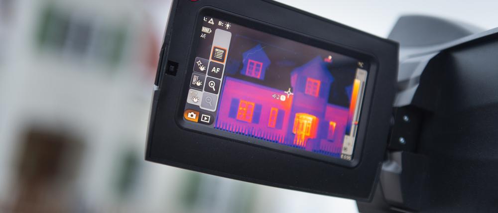 Beim Thermographie-Verfahren werden mit Wärmebildkameras die Oberflächentemperaturen der Außen- und Innenwände erfasst und darstellbar gemacht. Das Ergebnis sind bunte Bilder, die anzeigen, an welchen Stellen Wärme verloren geht.