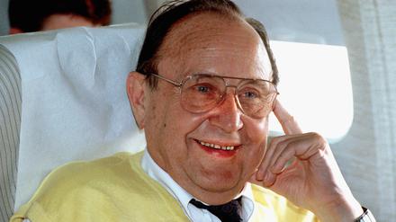 Der Mann mit dem gelben Pullunder: Außenminister Hans-Dietrich Genscher (FDP) während eines Fluges im April 1992