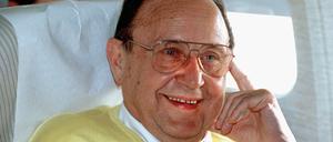 Der Mann mit dem gelben Pullunder: Außenminister Hans-Dietrich Genscher (FDP) während eines Fluges im April 1992