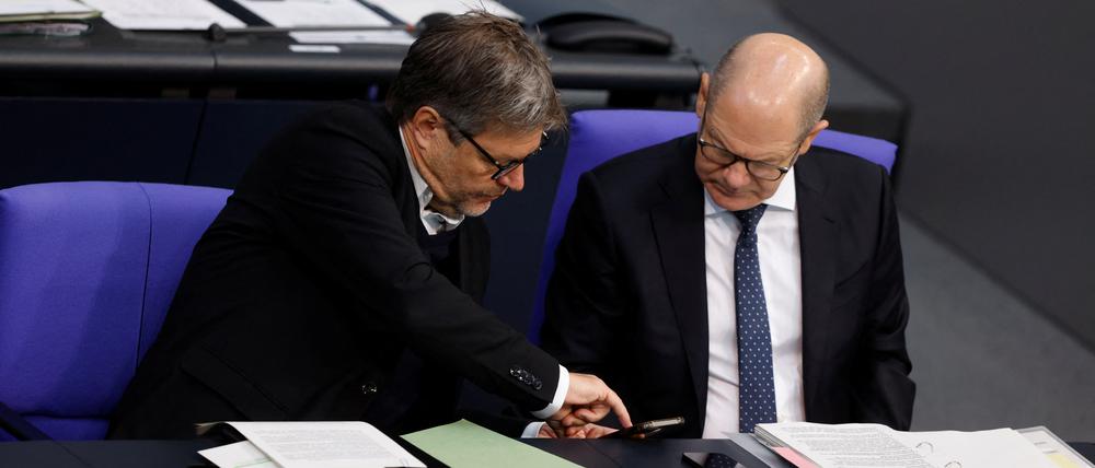 Die Verhandlungslinie von Bundeskanzler Scholz (rechts) und Wirtschaftsminister Habeck beim Gaspreisdeckel ist unterschiedlich.