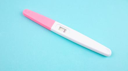 Ein politisches Minimum wäre, dass gesetzliche Kassen wenigstens den ersten Versuch in der Kinderwunschklinik voll bezahlen. Und zwar unabhängig von der sexuellen Orientierung und dem Beziehungsstatus. 