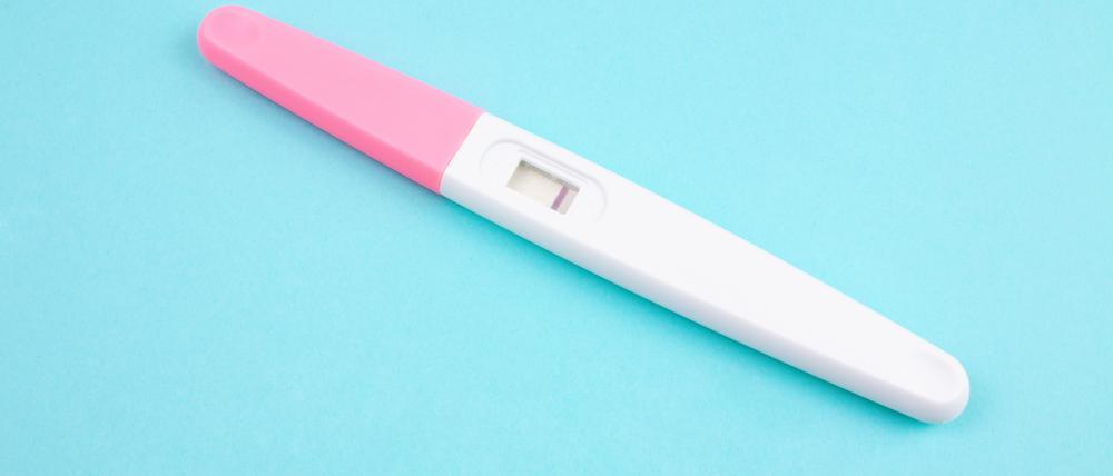 Ein politisches Minimum wäre, dass gesetzliche Kassen wenigstens den ersten Versuch in der Kinderwunschklinik voll bezahlen. Und zwar unabhängig von der sexuellen Orientierung und dem Beziehungsstatus. 