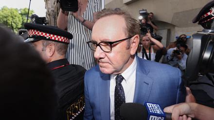 Spacey ist wegen neuer Missbrauchsvorwürfe am 16.12.2022 per Videoschalte vor einem Londoner Gericht erschienen.