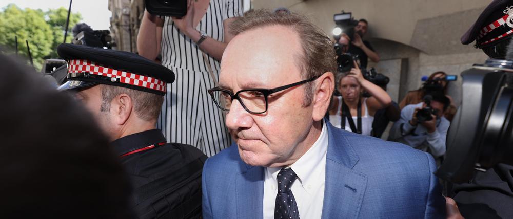 Spacey ist wegen neuer Missbrauchsvorwürfe am 16.12.2022 per Videoschalte vor einem Londoner Gericht erschienen.