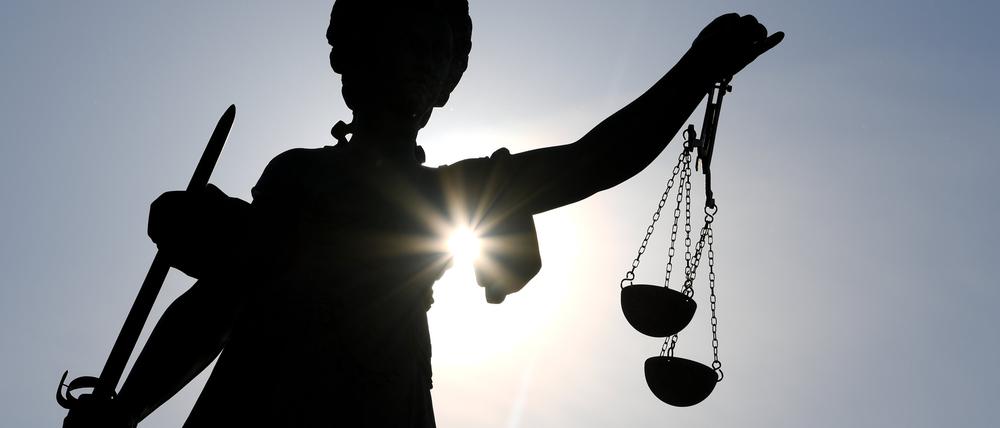 Die Statue der Justitia mit einer Waage und einem Schwert, Symbolbild.