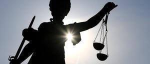 ARCHIV - 25.02.2019, Hessen, Frankfurt/Main: Die Statue der Justitia mit einer Waage und einem Schwert steht auf dem Gerechtigkeitsbrunnen auf dem Römerberg. Sachsen-Anhalt hat in diesem Jahr 40 neue Juristinnen und Juristen für die Gerichte und Staatsanwaltschaften gewinnen können. Das sind mehr als geplant. (zu dpa «Sachsen-Anhalt findet ausreichend Juristennachwuchs») Foto: Arne Dedert/dpa +++ dpa-Bildfunk +++