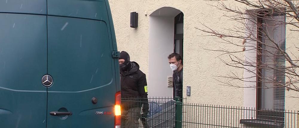 Bei einem der größten Polizeieinsätze gegen Extremisten sollen mindestens zehn illegale Schusswaffen sichergestellt worden sein.