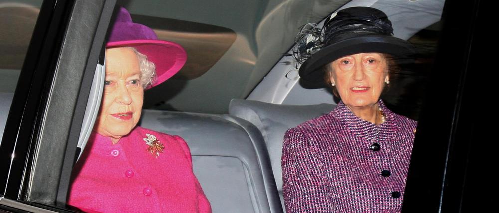 Die britische Königin Elizabeth II. (l) und ihre damalige Hofdame Lady Susan Hussey.