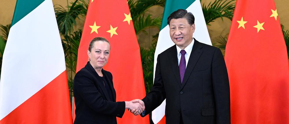 Italiens Regierungschefin Giorgia Meloni mit Chinas Präsidenten Xi Jinping.