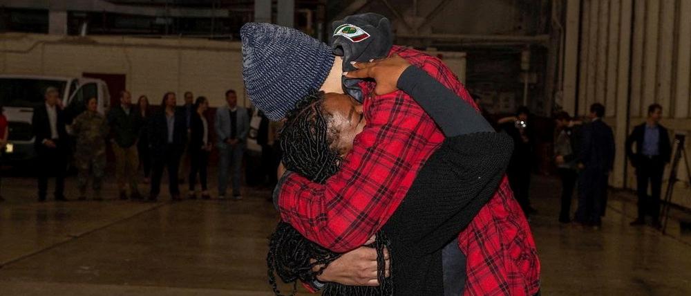 Die Basketballerin umarmt ihre Ehefrau Cherelle Griner nach ihrer Ankunft in den USA. 