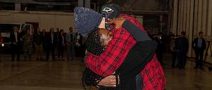 Die Basketballerin umarmt ihre Ehefrau Cherelle Griner nach ihrer Ankunft in den USA.