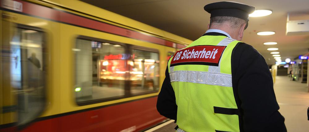 S-Bahnhof Berlin Friedrichsstrasse.
Seit dem 4.4.2016 kontrolliert die DB Sicherheit verschärft das Rauchverbot in den Bahnhöfen. Beim Verstoß sind € 15 Bußgeld fällig.


Foto: Mike Wolff
