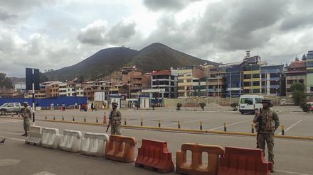 Peruanische Soldaten überwachen den Flughafen in Cusco, Peru.