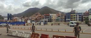 Peruanische Soldaten überwachen den Flughafen in Cusco, Peru.