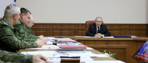 Wladimir Putin bei einem Treffen mit seinem Militär-Stab.