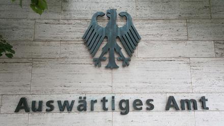 ARCHIV - «Auswärtiges Amt» steht am 30.07.2012 auf der Außenmauer des Ministeriums in Berlin. (zu dpa «Traumjob oder Trostpreis? - Warum das Auswärtige Amt kein Renner ist» vom 15.11.2017) Foto: Markus Heine/dpa +++(c) dpa - Bildfunk+++ | Verwendung weltweit