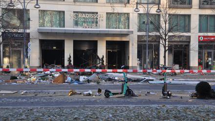 Trümmer liegen auf der Karl-Liebknecht-Straße vor einem Hotel. In dem Hotel Radisson Blue war das riesige Sea Life Aquarium geplatzt. Wasser strömte bis auf die Straße.