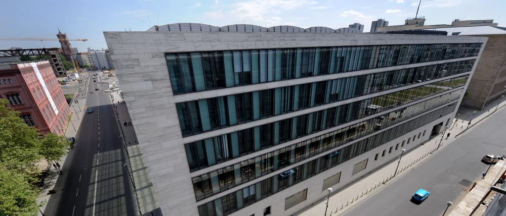 Das Gebäude des Auswärtigen Amts (r.) und das Gebäude der Internationalen Bauakademie Berlin (l.).