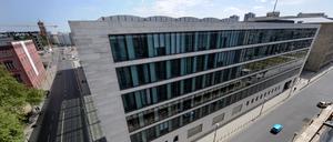 Das Gebäude des Auswärtigen Amts (r.) und das Gebäude der Internationalen Bauakademie Berlin (l.).