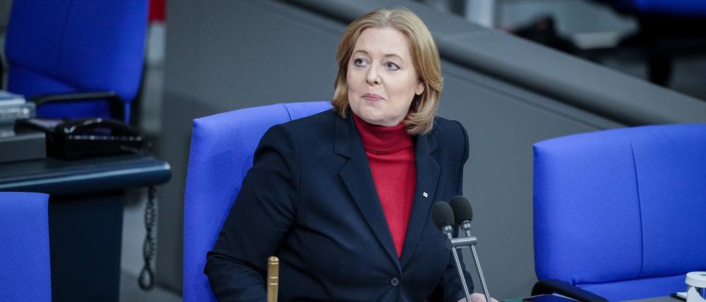 Bärbel Bas (SPD), Bundestagspräsidentin, nimmt an der Sitzung des Bundestags teil.