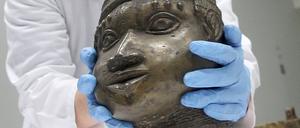 Eine Museumsmitarbeiterin verpackt eine der Benin-Bronzen, die für die Rückgabe nach Nigeria im Ethnologischen Museum Dahlem zusammen gestellt wurden. 