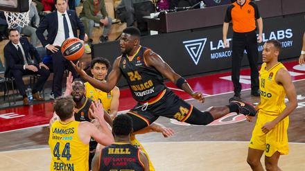 Albas Spieler staunen. Yakuba Ouattara vom AS Monaco fliegt mit Ball vorbei.