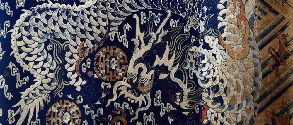 Paravent, Windfang oder Wandbehang? Der Drache, den einst ein zweiter ergänzte, könnte auch aus einem Garten oder Tempel stammen.