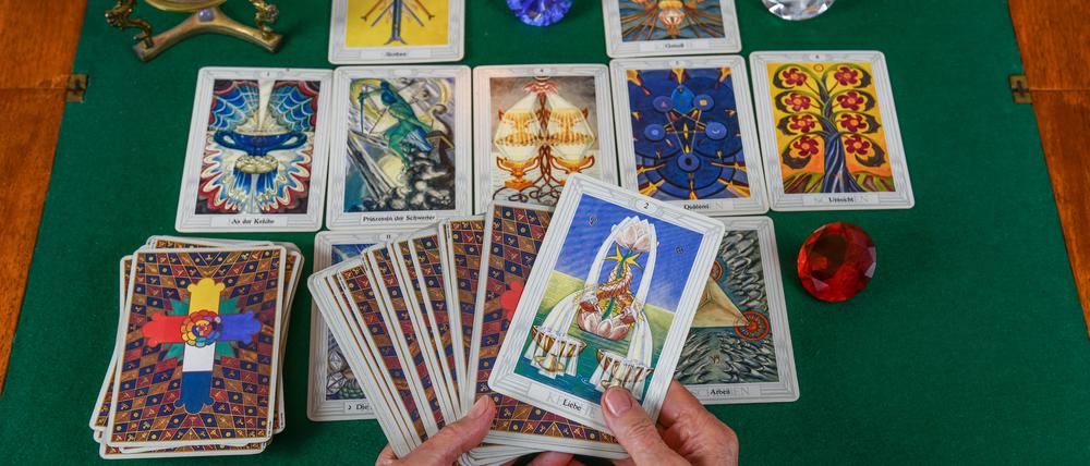 Was die Zukunft bringt. Alte Frau beim Legen von Tarotkarten.