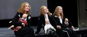 Elfriede Selbdritt. Susanne Wolff, Fritzi Haberlandt und Linn Reusse (von links) in Jossi Wielers Inszenierung am Deutschen Theater Berlin.