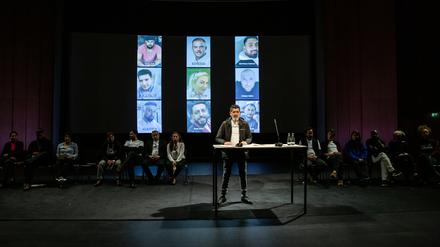 Ausstellungseröffnung von „Three Doors“ mit Çetin Gültekin, dessen Bruder Gökhan bei dem Anschlag in Hanau ermordert worden ist. 
