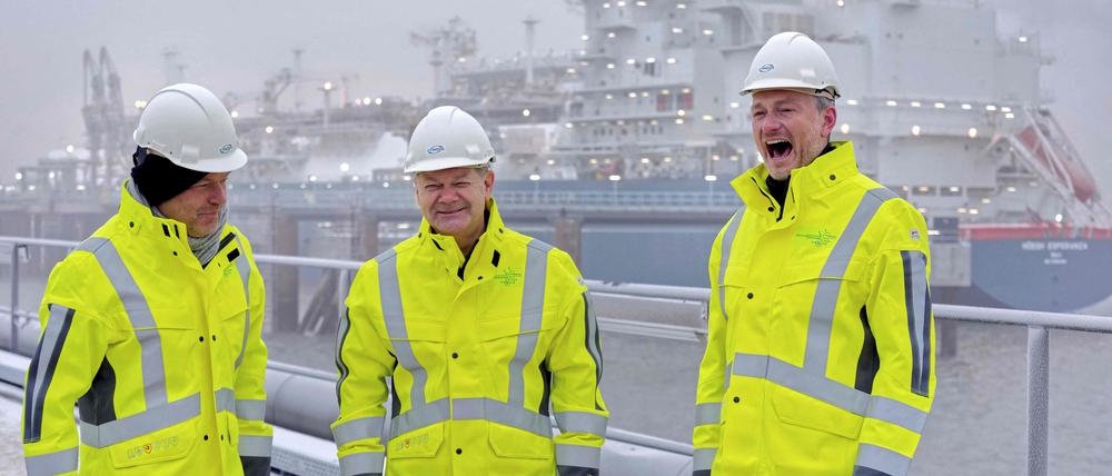 Frieren für Deutschland: Habeck, Scholz und Lindner vor Wilhelmshaven auf der MS Helgoland.