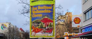 Plakate werben für den „Berliner Weihnachtscircus“.