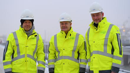 Zur Inbetriebnahme des ersten deutschen LNG-Terminals reisten der Bundeskanzler (m.), der Wirtschaftsminister (l.) und der Finanzminister an.