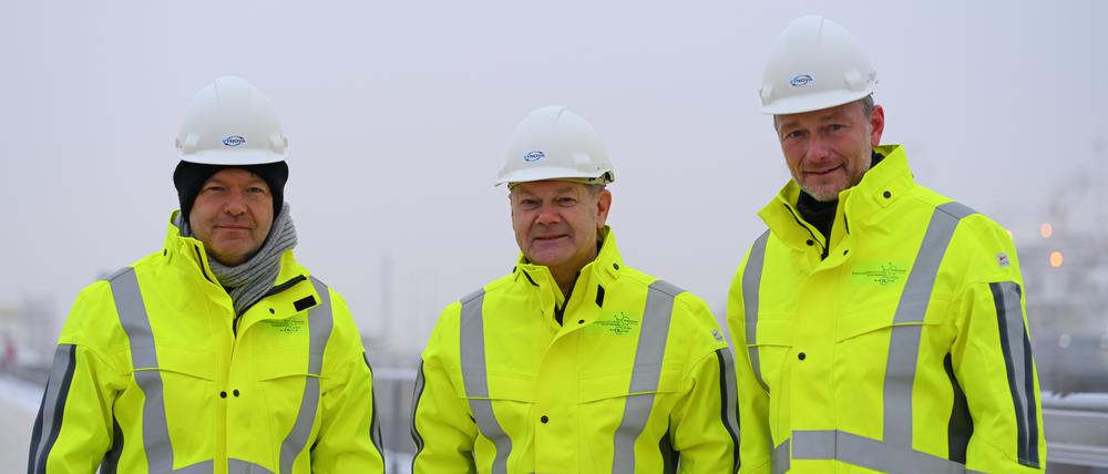 Zur Inbetriebnahme des ersten deutschen LNG-Terminals reisten der Bundeskanzler (m.), der Wirtschaftsminister (l.) und der Finanzminister an.