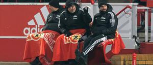 Sie frieren für Union. Co-Trainer Markus Hoffmann, Trainer Urs Fischer und Co-Trainer Sebastian Bönig (von links nach rechts).