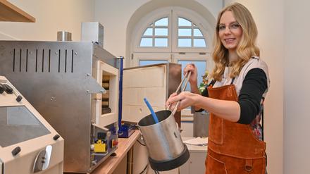 Josephin Hammer, Schmuckdesignerin und Inhaberin der milk-design Manufaktur GmbH, steht in ihrer Werkstatt vor einem Schmelzofen.