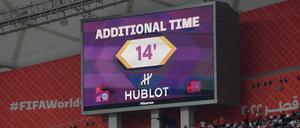 ARCHIV - 21.11.2022, Katar, Doha: Fußball, WM 2022 in Katar, England - Iran, Vorrunde, Gruppe B, Chalifa International Stadion, Die Großbildleinwand zeigt die vierzehnminütige Nachspielzeit am Ende der ersten Halbzeit. (zu dpa: «Abseitstechnik, Nachspielzeit, Taktik: WM-Lehren für die Bundesliga») Foto: Martin Rickett/PA Wire/dpa +++ dpa-Bildfunk +++