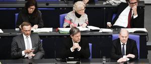Wird 2023 ein haushaltspolitisch unangenehmes Jahr für die Ampel-Spitzen? Christian Lindner, Robert Habeck und Olaf Scholz (erste Reihe, von links) auf der Regierungsbank im Bundestag
