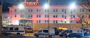 Einsatzkräfte von Polizei, Staatsanwaltschaft, Steuerfahndung und Zoll durchsuchen am 13.04.2016 ein Groß-Bordell in der Nähe des Funkturms in Berlin Charlottenburg. Dem Betreiber des Bordells wird vorgeworfen, Sozialversicherungsbeiträge veruntreut zu haben. Foto: Paul Zinken/dpa +++(c) dpa - Bildfunk+++
