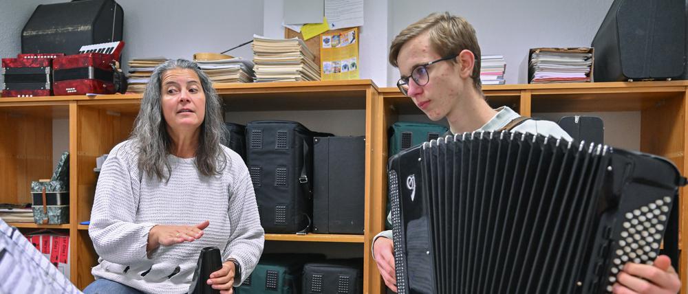 Ines Bittner, Akkordeonlehrerin an der Musikschule Frankfurt (Oder), unterrichtet den 16-jährigen Jonas Biermann.