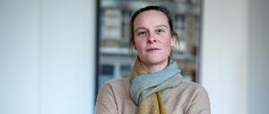 Lena Kreck (Die Linke), Berliner Senatorin für Justiz, Vielfalt und Antidiskriminierung, steht nach einem Interview mit der Deutschen Presse-Agentur dpa in ihrem Büro in der Senatsverwaltung für Justiz, Vielfalt und Antidiskriminierung. (zu dpa: «Justizsenatorin: Videoaufzeichnung im Strafprozess wichtiger Schritt») +++ dpa-Bildfunk +++