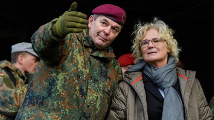 Christine Lambrecht (r., SPD), Verteidigungsministerin, spricht bei ihrem Besuch der Panzerlehrbrigade 9 mit Alfons Mais, Inspekteur des Heeres. 